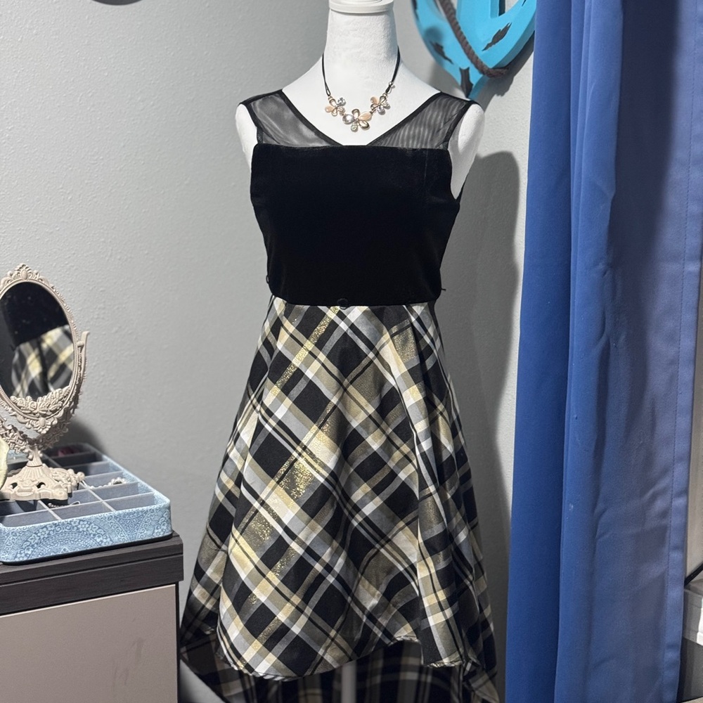 Elegant yellow shiny teens/kids dress (like new) no accessories Size XS-S
